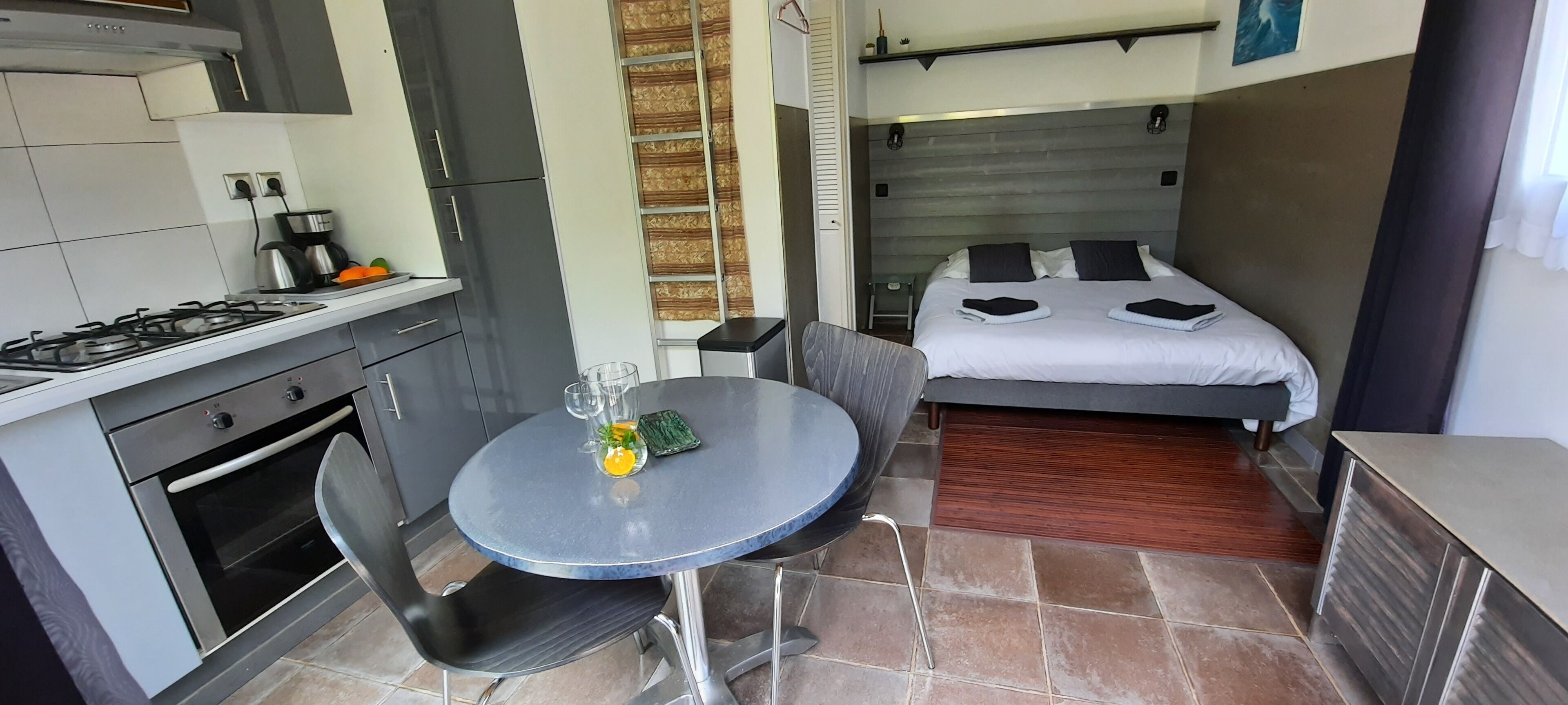 1 slaapkamer, een strijkplank/strijkijzer, wifi, beddengoed