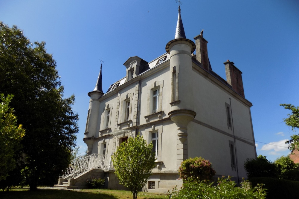 Beautiful, comfortable house, 6 bedrooms, billiard, wifi, large gardens