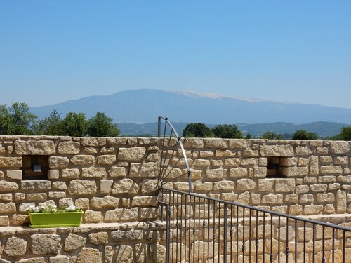 Charming detached house, stunning views of Mount Ventoux with pool