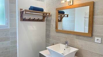Shower, hair dryer, towels