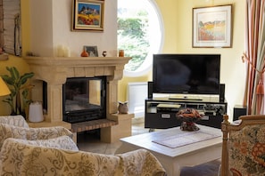 Smart TV, fireplace, DVD player, books - Nyons, charming villa in a green setting  (Nyons)