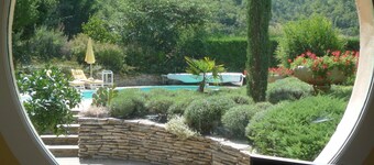 Nyons, charmerende villa i grønne omgivelser 