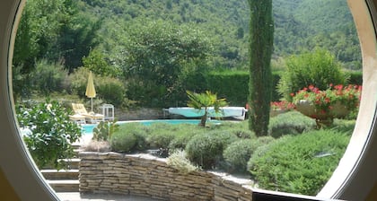 Nyons, charming villa in a green setting