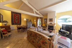 Smart TV, fireplace, DVD player, books - Nyons, charming villa in a green setting  (Nyons)