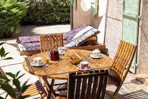 Outdoor dining - Nyons, charming villa in a green setting  (Nyons)