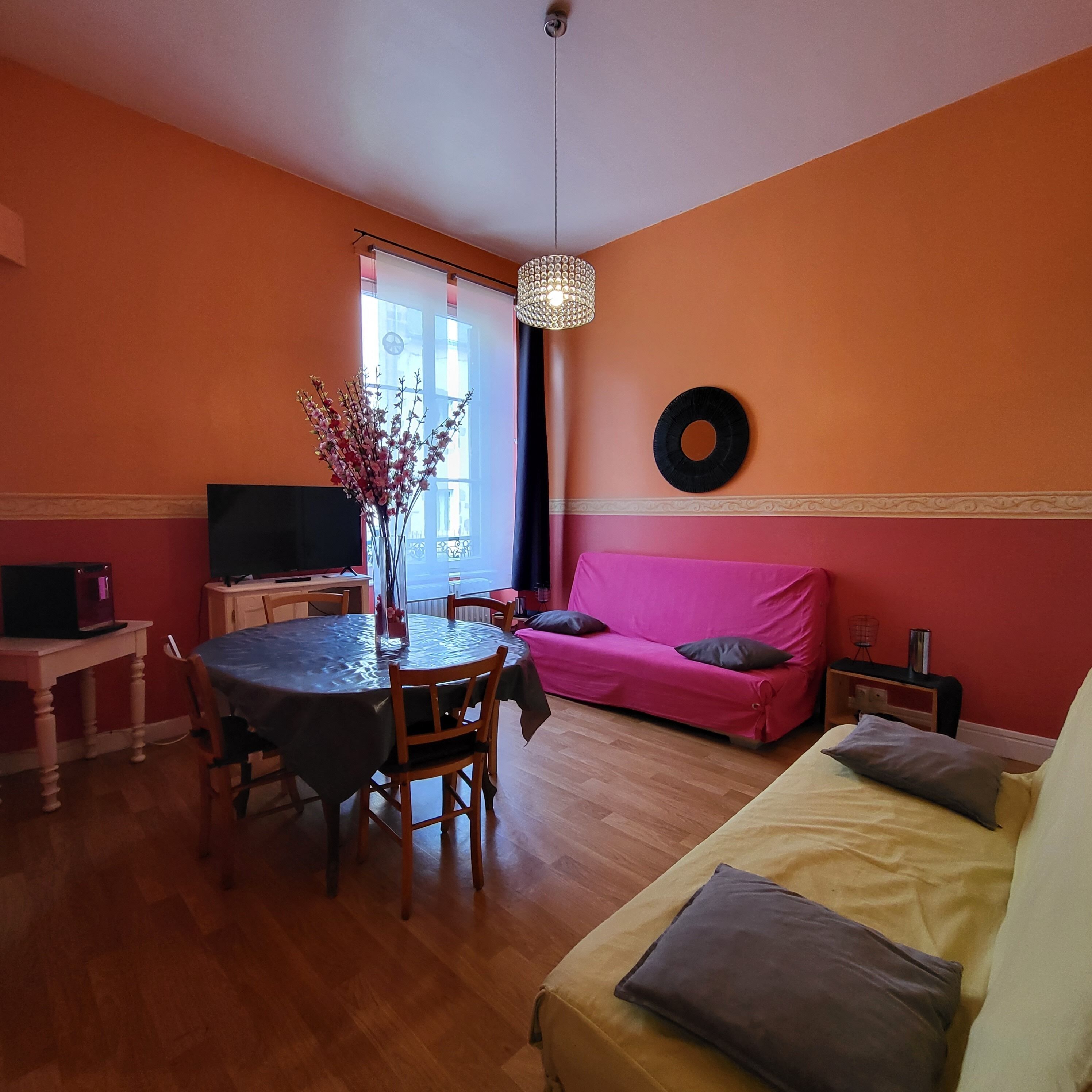 Large colorful and cheerful apartment, all shops within walking distance
