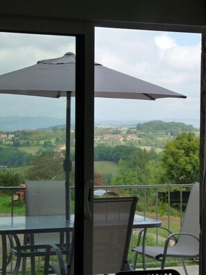 Outdoor dining - Cottage at the Mirande farm near Rocamadour, Padirac, Collonges la rouge (Queyssac-Les-Vignes)