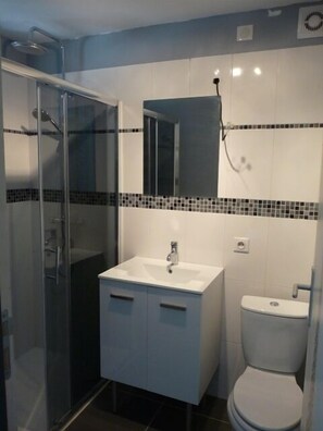 Shower - Cottage at the Mirande farm near Rocamadour, Padirac, Collonges la rouge (Queyssac-Les-Vignes)