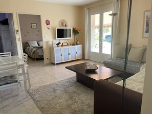 Una televisión, un reproductor de DVD