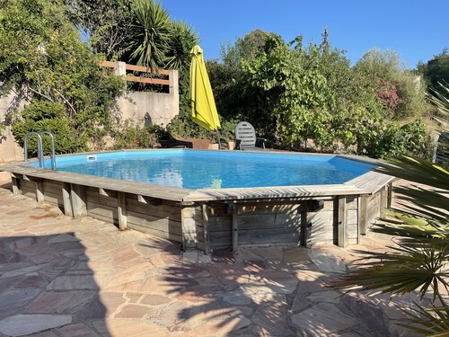 Pieni paratiisinurkka tyypillisessä kylässä, jossa uima-allas ja merinäköala