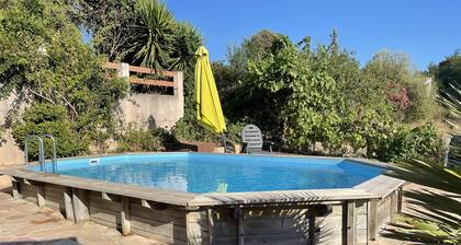 Pieni paratiisinurkka tyypillisessä kylässä, jossa uima-allas ja merinäköala