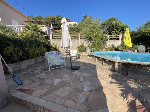 Un petit coin de paradis dans un village typique  avec piscine et vue mer