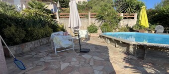 Et lite hjørne av paradis i en typisk landsby med svømmebasseng og havutsikt