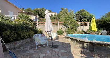 Un petit coin de paradis dans un village typique avec piscine et vue mer