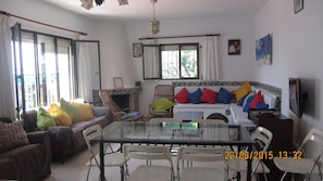 Smart TV, fireplace, DVD player