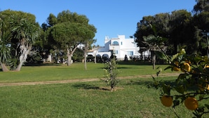 A white building with a garden in front. - Villa MALYMA direct beach access (Zahora)