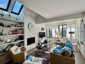 TV, fireplace, books, music library