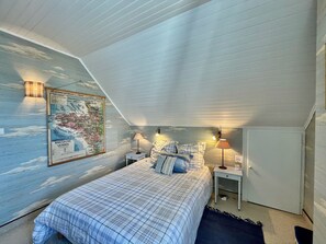 4 slaapkamers, een bureau, een strijkplank/strijkijzer, wifi