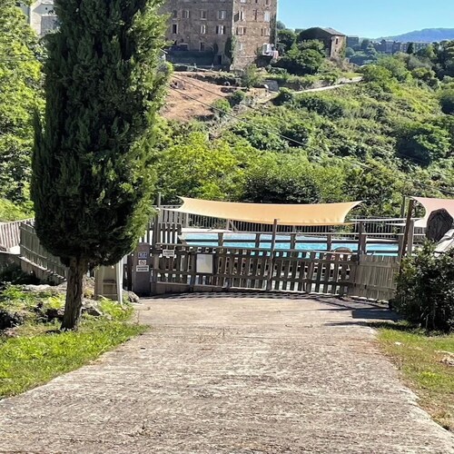 Kleines Haus in den Bergen im Herzen der Kastanienhain in einem Dorf