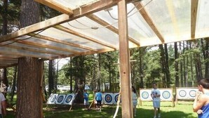 Ein Outdoor-Bogenparcours mit Zielscheiben und einer überdachten Fläche.