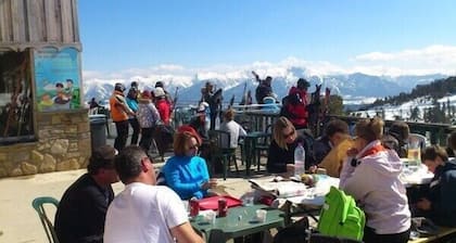 Gran chalet en ángulos con magnífica vista del lago y las montañas, clasificado 4 *