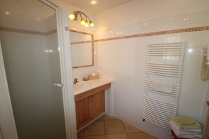 Dusche, Haartrockner, Handtücher, Seife