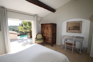 1 Schlafzimmer, Zimmersafe, Schreibtisch, Bügeleisen/Bügelbrett