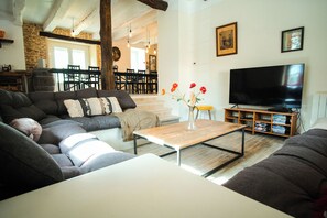 Fernseher, Kamin, DVD-Player, Tischfußball