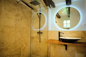Dusche, Haartrockner, Handtücher, Toilettenpapier