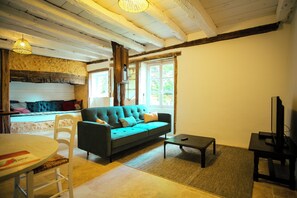 Tv, pejs, dvd-afspiller, bordfodbold