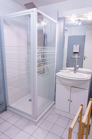 Een douche, een haardroger