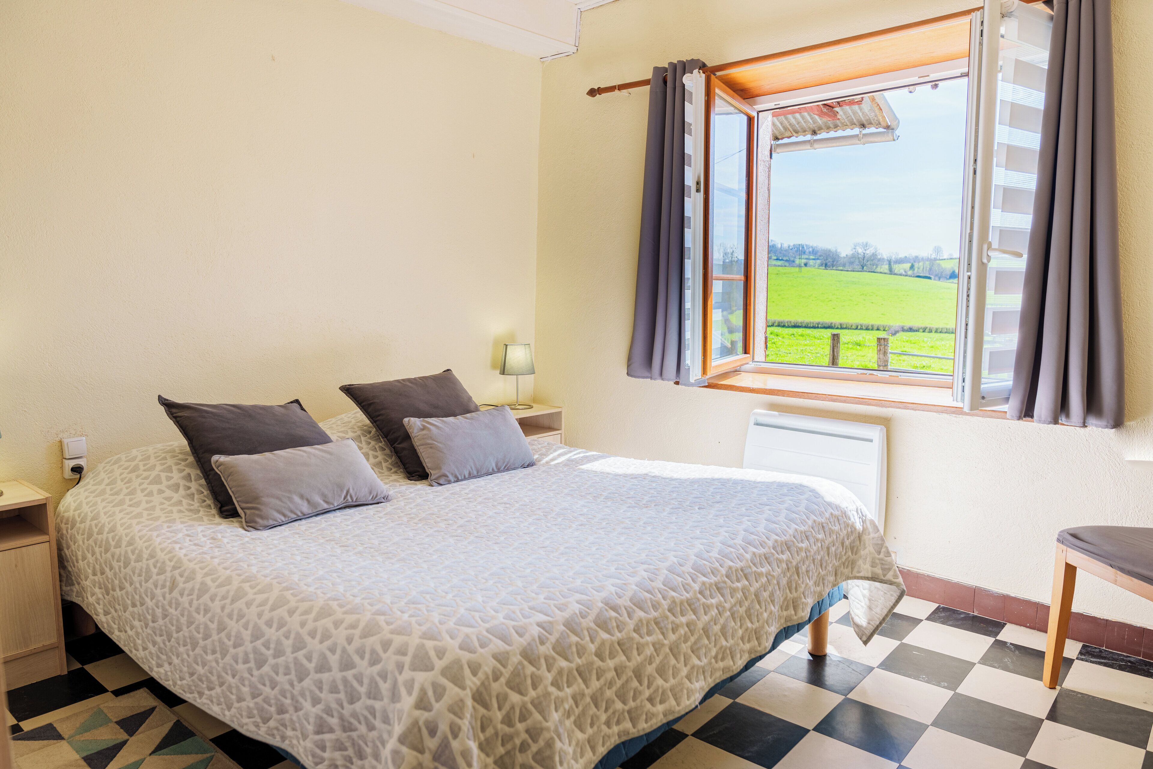 1 chambre, fer et planche à repasser, lit parapluie, Wi-Fi gratuit