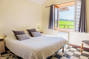 1 habitación, tabla de planchar con plancha y cuna de viaje 