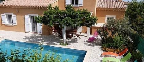 Una piscina al aire libre