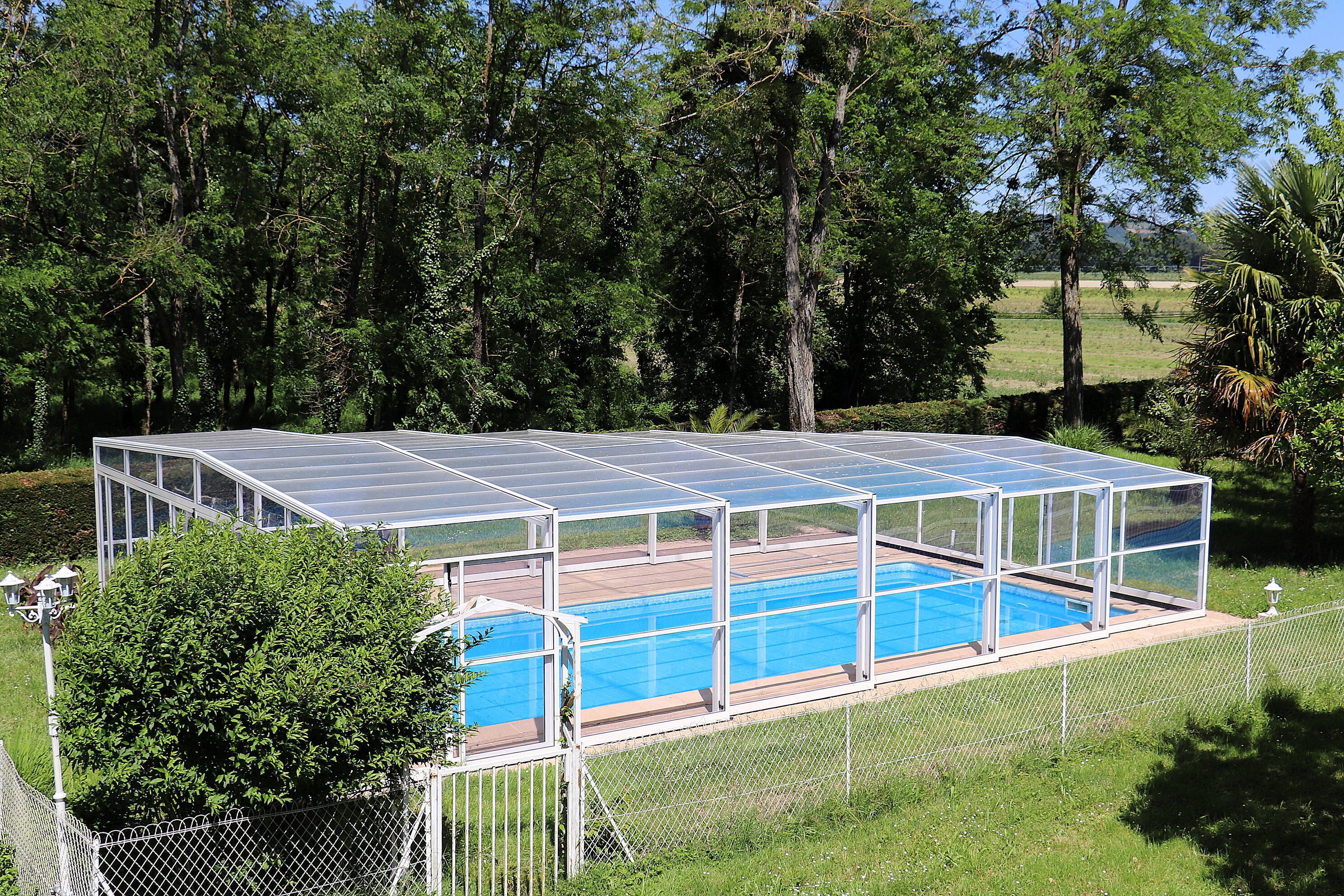 Large independent house in Agenais with shaded park with heated swimming pool.