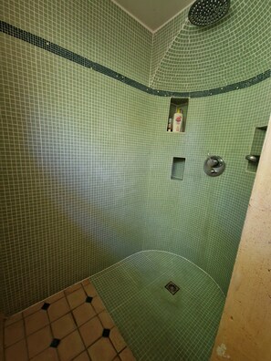 Baignoire, séchoir à cheveux, serviettes fournies
