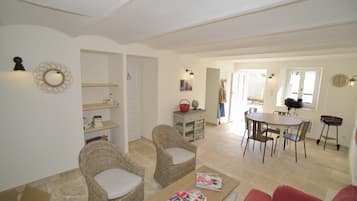 Télévision, lecteur de DVD, livres