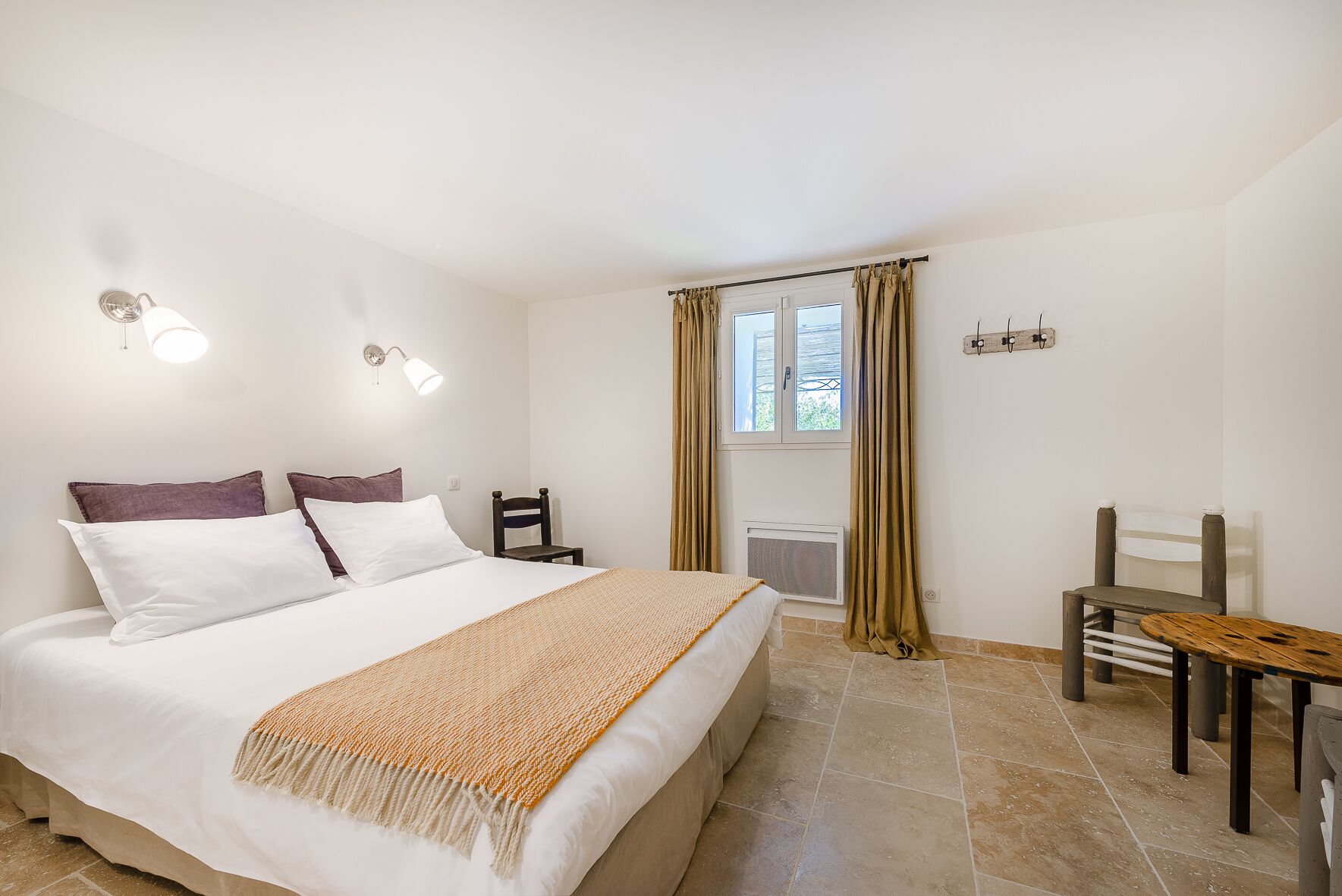 2 bedrooms, iron/ironing board, bed sheets
