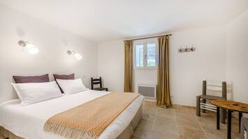 2 bedrooms, iron/ironing board, bed sheets