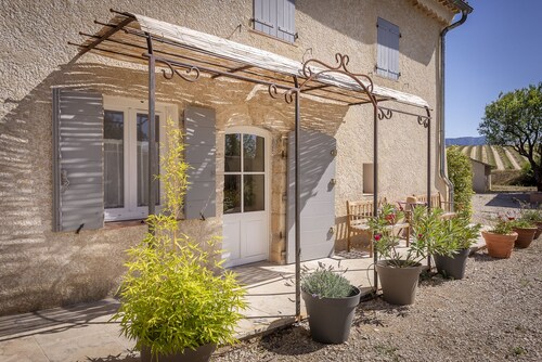  Gîte rénové,  confortable et bien située, belles vues de Provence