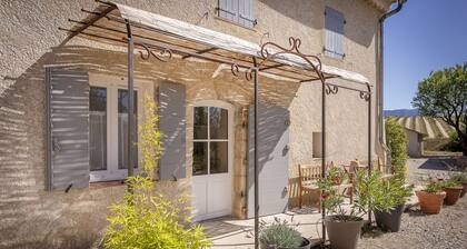 Gßte rénové, confortable et bien située, belles vues de Provence
