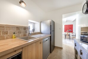 Kühlschrank, Mikrowelle, Ofen, Herdplatte