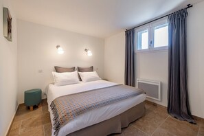 2 bedrooms, iron/ironing board, bed sheets