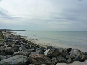 بالقرب من الشاطئ، كراسي للتشمس