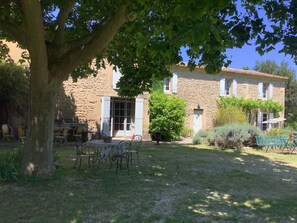 Outdoor dining - Authentic Mas Provencal 19th century classified 4 * in a 5000 m² fenced park (Meynes)