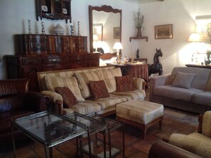 Télévision, cheminée, lecteur de DVD, table de tennis de table