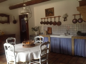 Dining - Authentic Mas Provencal 19th century classified 4 * in a 5000 m² fenced park (Meynes)