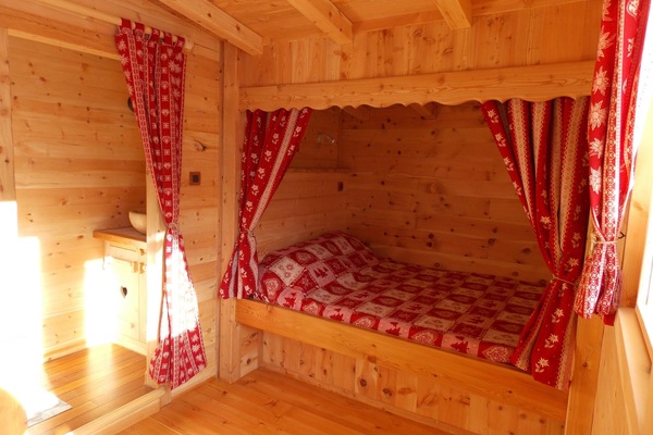 2 habitaciones, tabla de planchar con plancha y ropa de cama