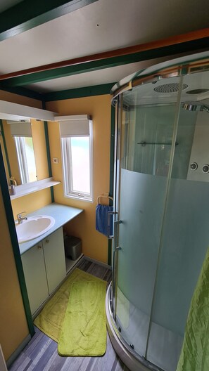 Shower, hair dryer, towels, toilet paper - Chalet Sunset 2*, panoramic view of the bay, near Saint-Leu and its beaches (SAINT LEU)