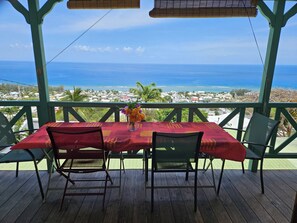 Outdoor dining - Chalet Sunset 2*, panoramic view of the bay, near Saint-Leu and its beaches (SAINT LEU)